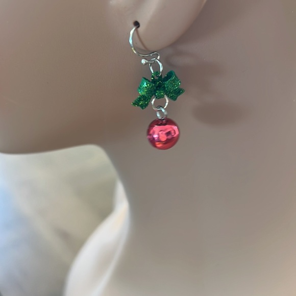 2/25$ Christmas Drop Earrings - Picture 4 of 10